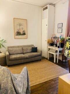 ‼️SOUS-LOCATION à saisir au 1er Novembre‼️
Je propose mon cabinet en sous location 2 jours par semaine: lundi et samedi (ou l’un ou l’autre à 180€). Aucune charge à prévoir en plus (internet, chauffage compris)

Le cabinet fait 17m2, il est clair, lumineux (exposé Sud) et décoré avec goût, c’est un espace très agréable où recevoir vos patients / clients . Il se compose d’un espace bureau et un autre espace avec 1 fauteuil confortable et un canapé.

Je mets à disposition une cafetière Nespresso, bouilloire et micro-ondes.

Situé dans un espace pluridisciplinaire, l’ambiance entre professionnels est très sympa!

Le cabinet se trouve à côté de la Place de Bretagne, à équidistance des métros République et Mabilais (ligne À et B).

Idéal sophrologues, psychologues, thérapie de la parole, naturopathe, coaching…

À votre dispo pour le prix et autres informations en mp !